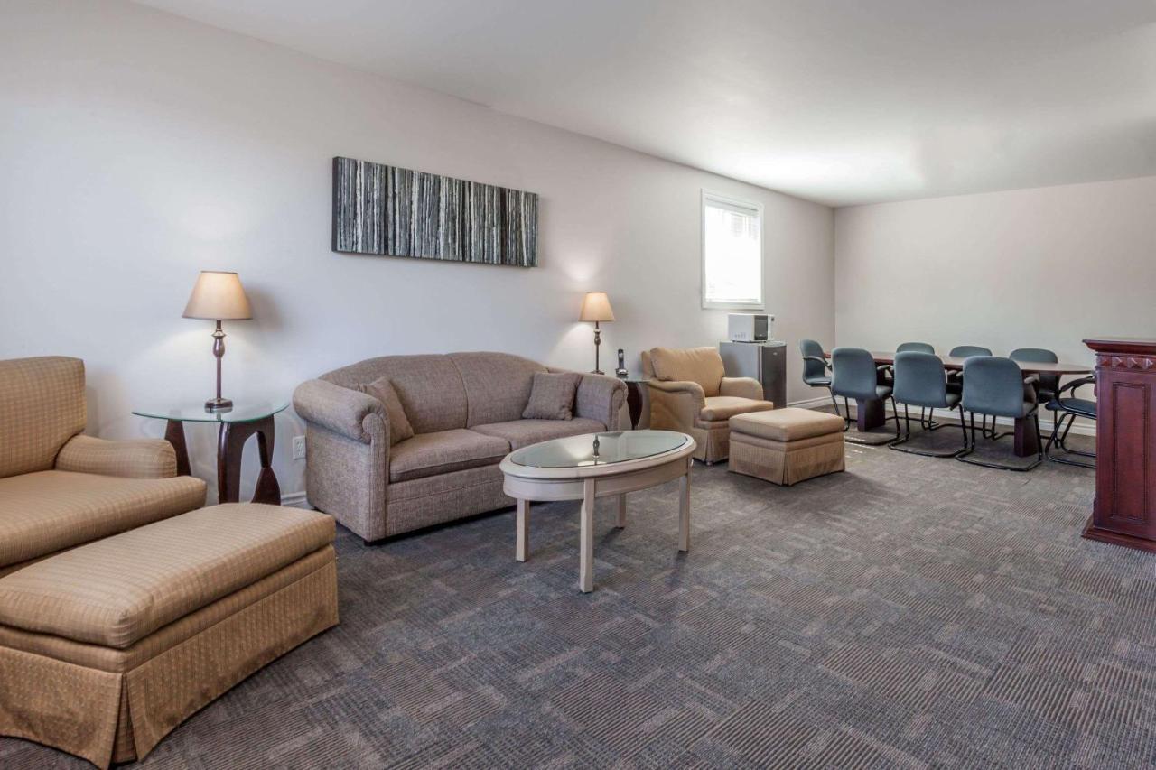 Super 8 By Wyndham Kirkland Lake Esterno foto
