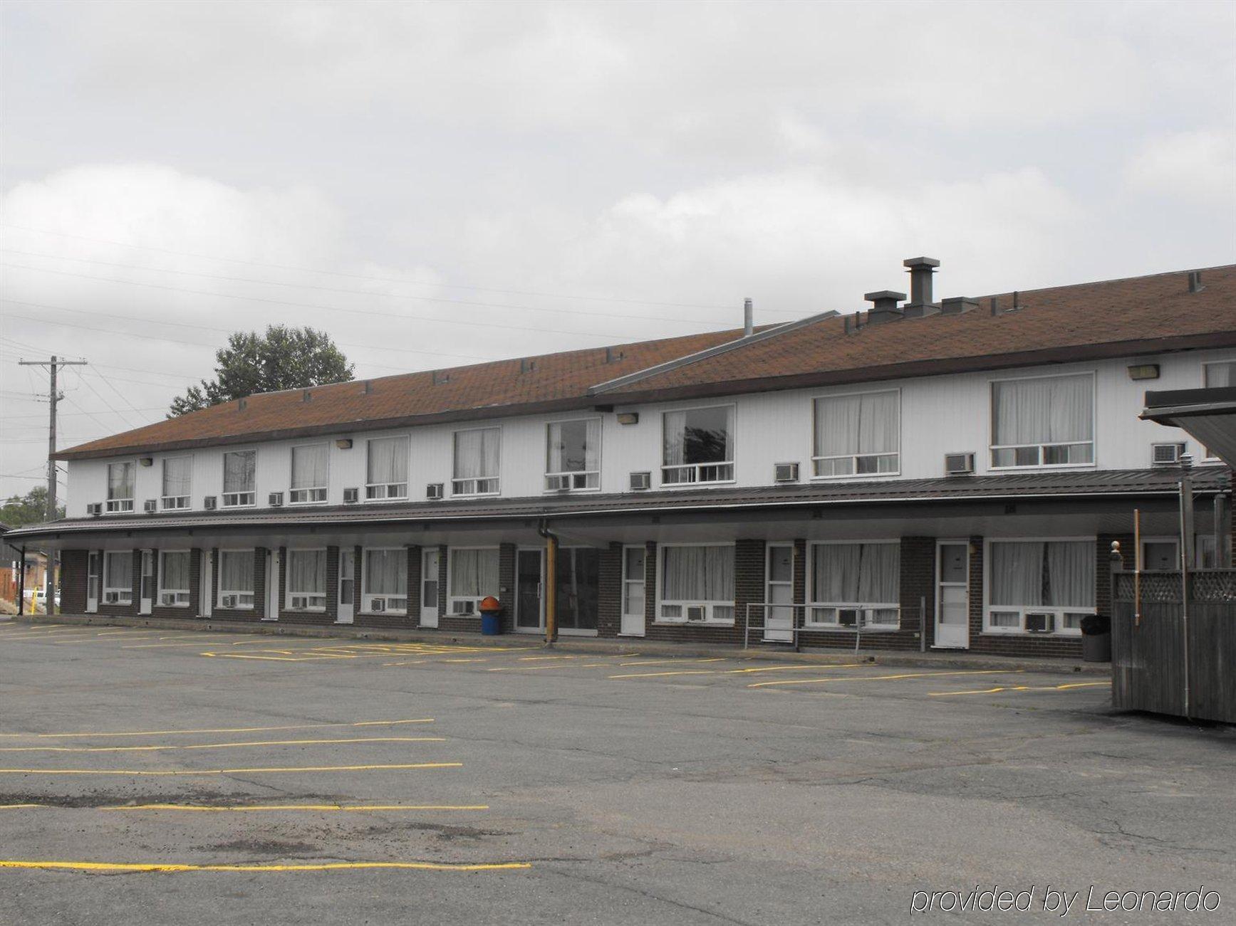 Super 8 By Wyndham Kirkland Lake Esterno foto
